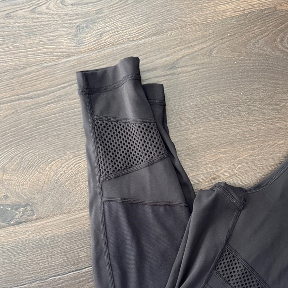 Women’s Lululemon Black Mesh Panel Leggings Size 8 Wonder Under inseam 28 - Picture 3 of 9